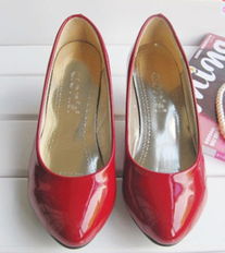 氣質優雅，步履生姿——新款中跟女式單鞋批發指南